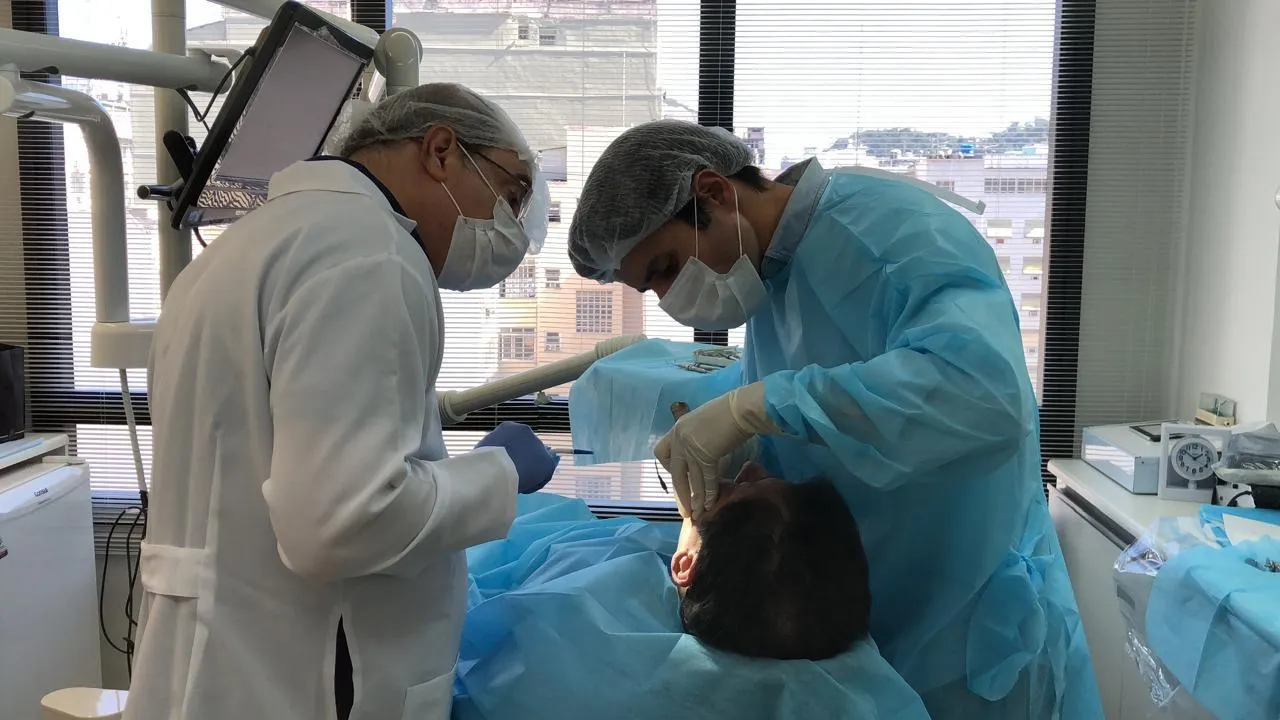 Dentistas realizando atendimento na clínica