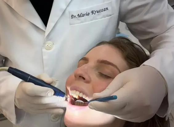 Dentista realizando atendimento geral.