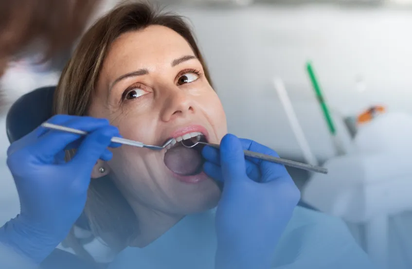 Pessoa realizando tratamento estético dentário